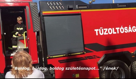 Tűzoltóautóval érkezett utolsó óvodás napján a szülinapos Marci